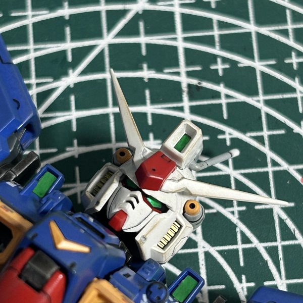 上半身の改修としてショルダーアーマー先端の三連バーニア部分をもう少し飛び出すように干渉部分を削り取りました。（4枚目）
