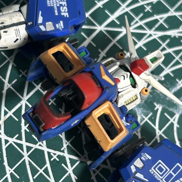 上半身の改修としてショルダーアーマー先端の三連バーニア部分をもう少し飛び出すように干渉部分を削り取りました。（5枚目）