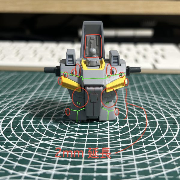 HGのダブルゼータガンダムはアニメ調のスッキリノッペリ感がありすぎるので、少しディテール追加をしようと思っています。はじめに胴体部分に手を付けてみました。腹部分でプラ板を使用して2mm延長を施しています。（4枚目）