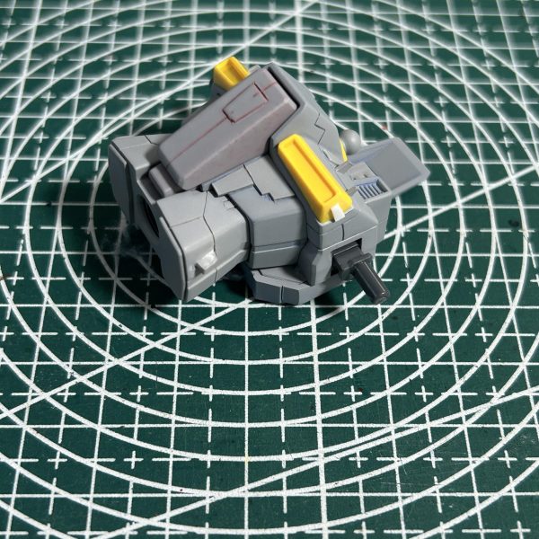 HGのダブルゼータガンダムはアニメ調のスッキリノッペリ感がありすぎるので、少しディテール追加をしようと思っています。はじめに胴体部分に手を付けてみました。腹部分でプラ板を使用して2mm延長を施しています。（5枚目）