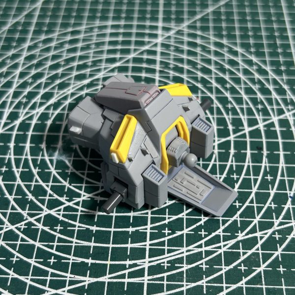 HGのダブルゼータガンダムはアニメ調のスッキリノッペリ感がありすぎるので、少しディテール追加をしようと思っています。はじめに胴体部分に手を付けてみました。腹部分でプラ板を使用して2mm延長を施しています。（6枚目）