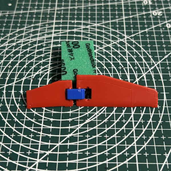 ウイングシールドをプラ板で延長しつつ、スジボリ追加してノッペリ感をなくすようにしてみました。（2枚目）