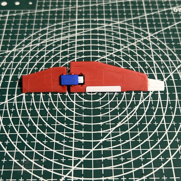 ウイングシールドをプラ板で延長しつつ、スジボリ追加してノッペリ感をなくすようにしてみました。（3枚目）