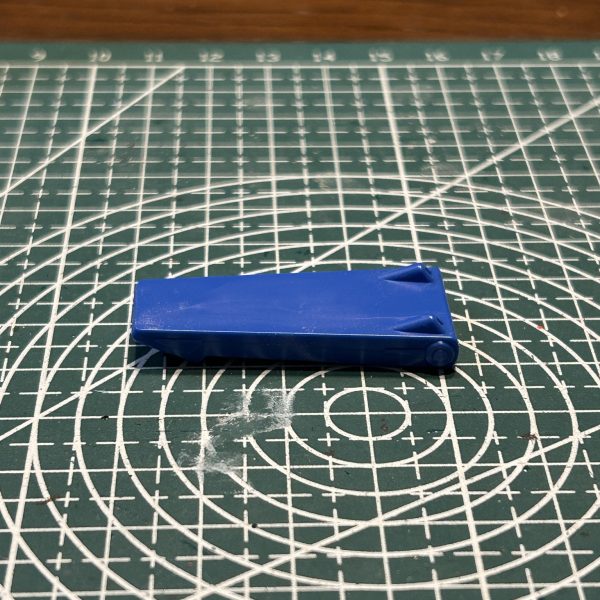 ショルダーアーマーの延長加工とスジボリ追加、取り付け位置を内側へ移動と角度を少しつけれるようにしました。腕へはブラ板を使ってディテール追加を施しました。（3枚目）