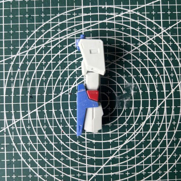 ショルダーアーマーの延長加工とスジボリ追加、取り付け位置を内側へ移動と角度を少しつけれるようにしました。腕へはブラ板を使ってディテール追加を施しました。（5枚目）