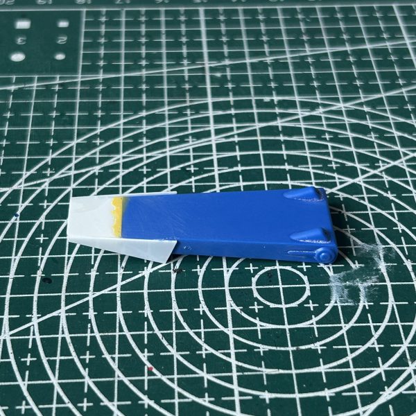 ショルダーアーマーの延長加工とスジボリ追加、取り付け位置を内側へ移動と角度を少しつけれるようにしました。腕へはブラ板を使ってディテール追加を施しました。（4枚目）