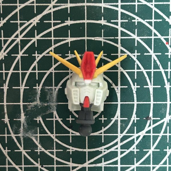 頭部の改修でハイメガキャノンの下部を少しプラ板で延長しました。また、顔面整形でエラ部分を削ってシュッとした感じにしてみました。（2枚目）