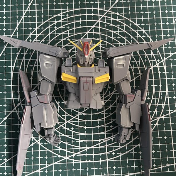 頭部の改修でハイメガキャノンの下部を少しプラ板で延長しました。また、顔面整形でエラ部分を削ってシュッとした感じにしてみました。（3枚目）