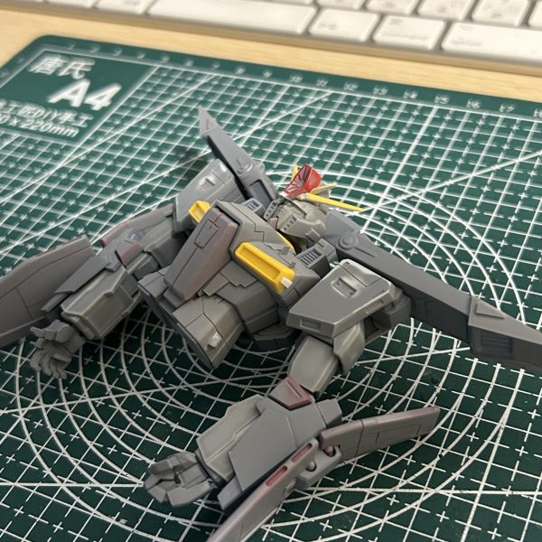 頭部の改修でハイメガキャノンの下部を少しプラ板で延長しました。また、顔面整形でエラ部分を削ってシュッとした感じにしてみました。（4枚目）