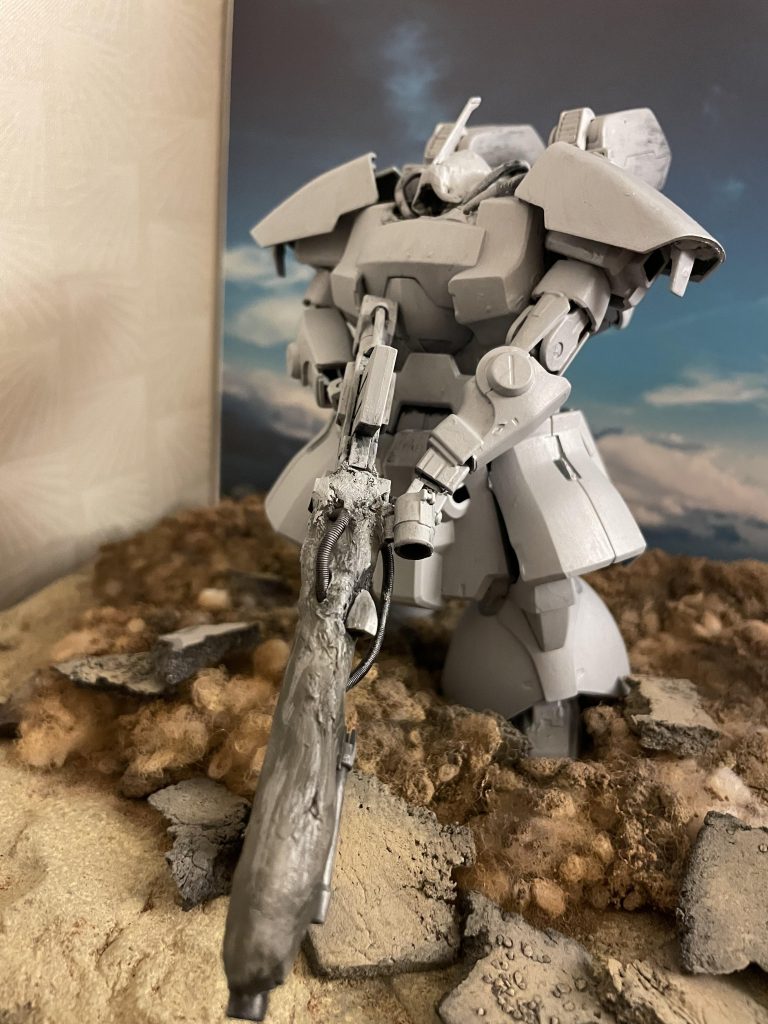 鋳造表現の為ラッカーパテを全身に塗布した状態です。