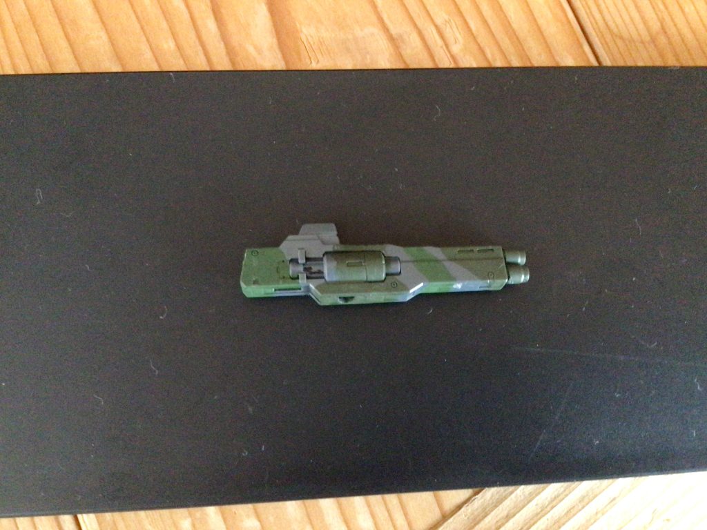 ライフルにも迷彩を描いてみました。