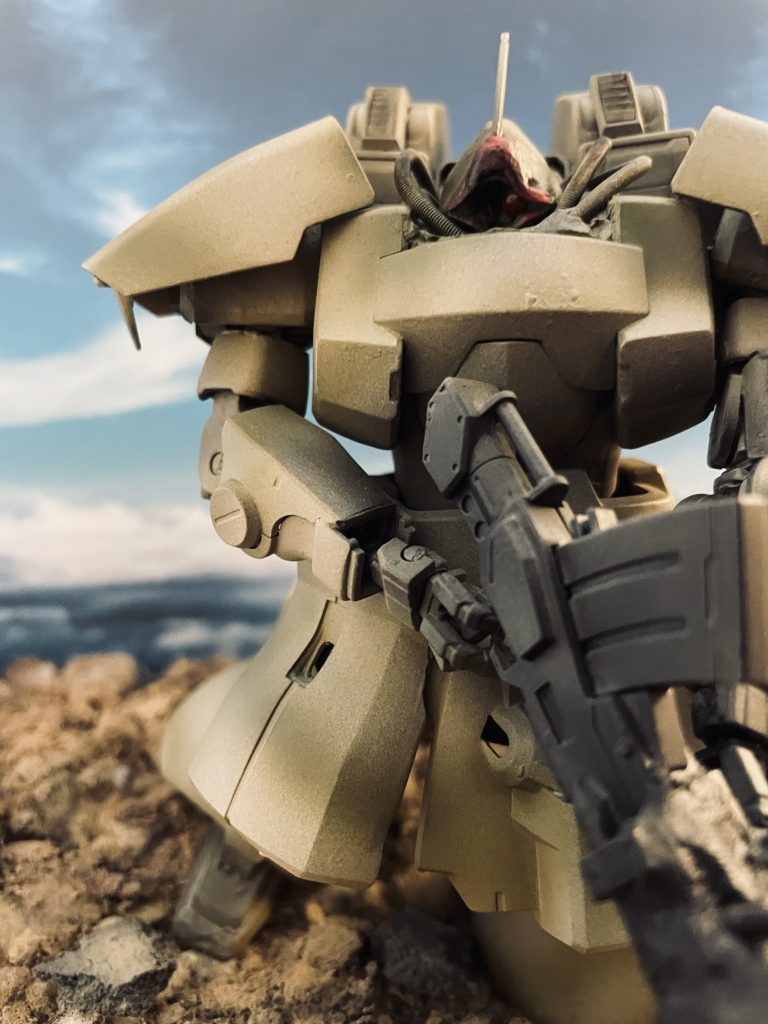 マニュピュレータは、こちらも使用しなかったジ・Oの「隠し腕」を使用しています。はからずも近藤氏の描くモビルスーツの特徴的なマニュピュレータのイメージに沿った造形かと思いあたり本作の制作に入る契機となりました。頭部アンテナはマラサイのものを調整の上使用。