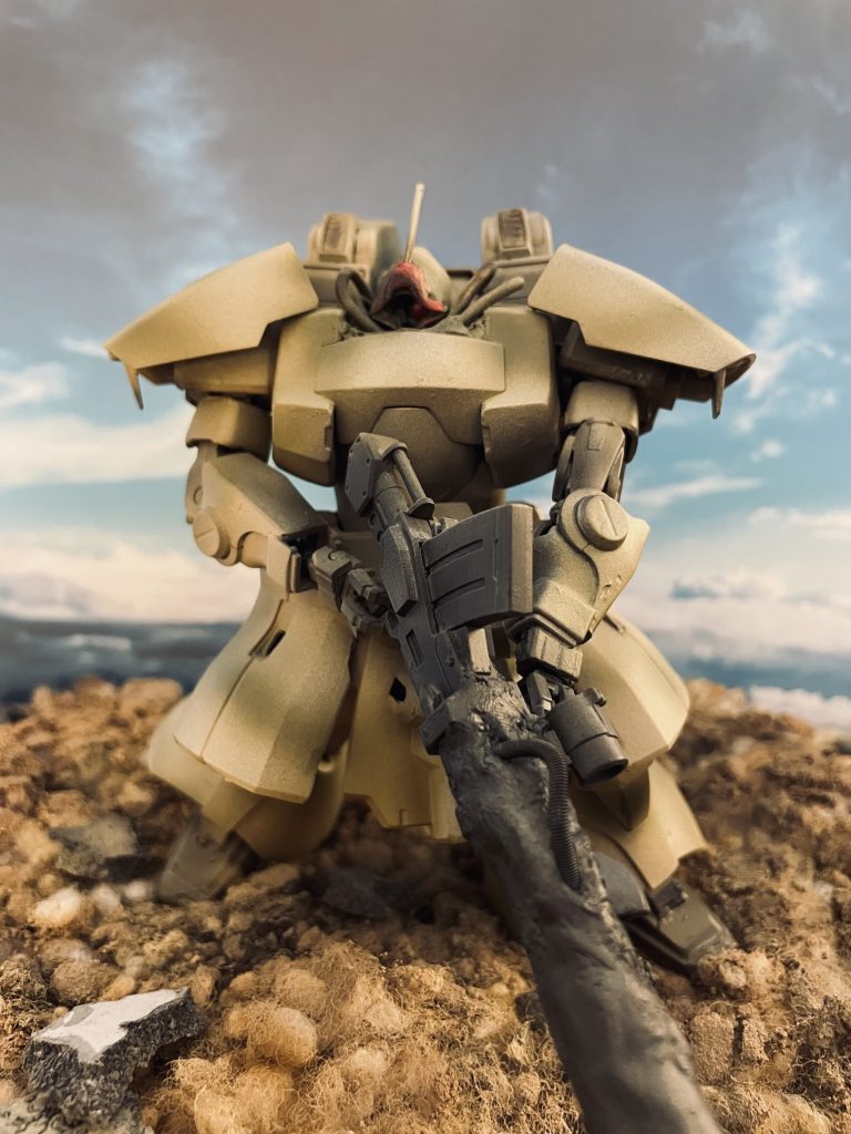 正面です。タンをベースにダークグリーンで迷彩線を軽く入れています。筆塗りでよりはっきりとグリーンの迷彩線が判別できるようにした方が近藤氏のイラストに沿ったイメージになるかもしれません。HGドムの頭部はそのままだとサイズが過大となり近藤氏の描くドワッジらしさがでませんので幅を縮小し所謂「小顔」になるよう調整しています。バイザーはガンダムカラーのつや消しレッドで着色しています。モノアイはHアイズの2.5mmです。