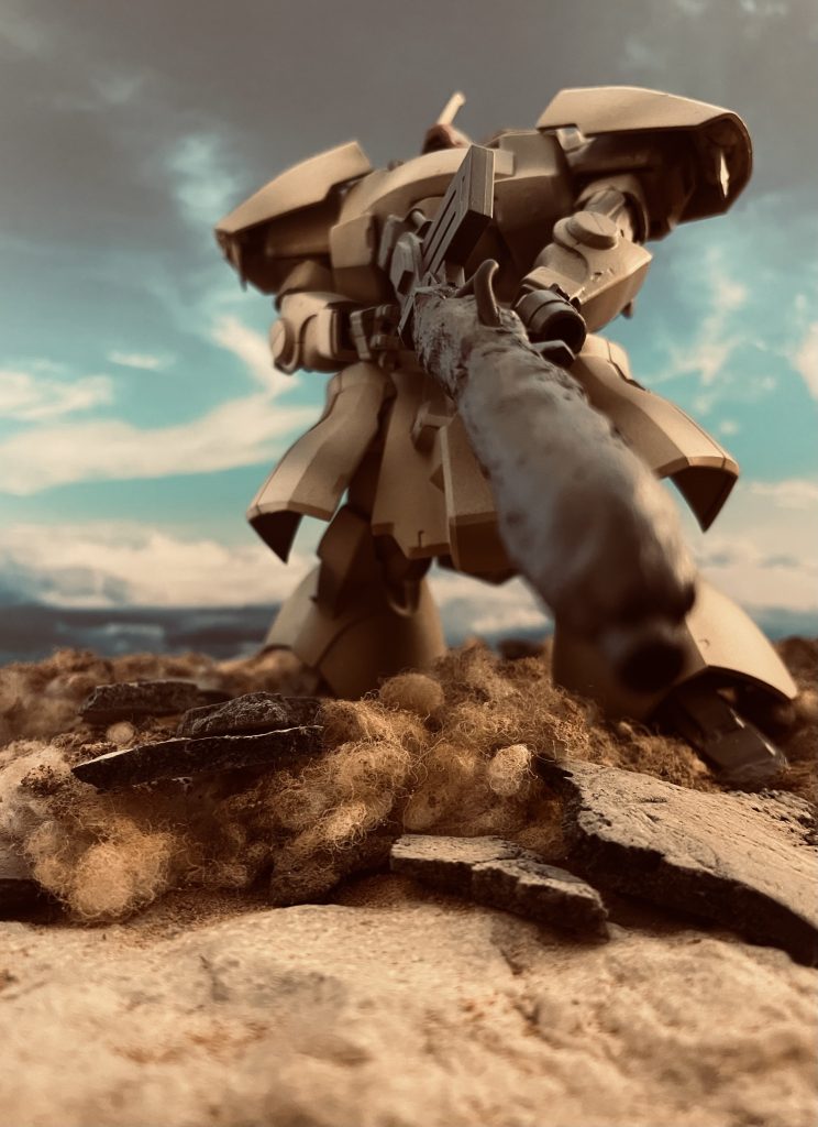 ガトリング砲は陸戦型ガンダムの40mmをベースにアレンジしています。ショルダーパーツは使用しなかったジ・Oの脹脛のパーツを援用しています。