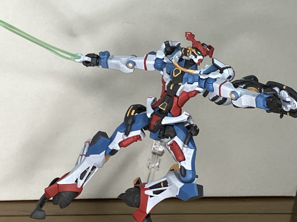 ビームブレイドで1枚。細かいデザインのため塗装は苦労したのですが、特に太もも部分の黄色の2本の短い方はモールドもなくほぼ感覚でだったのが苦労しましたね