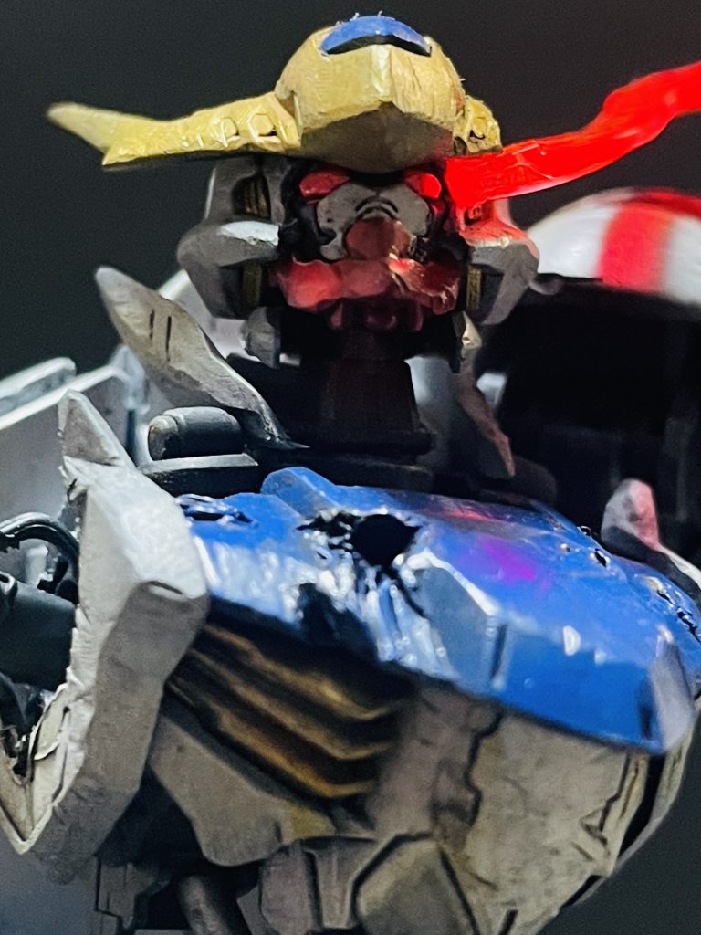 劇中のコクピット右側がダメージ受けた状態を再現