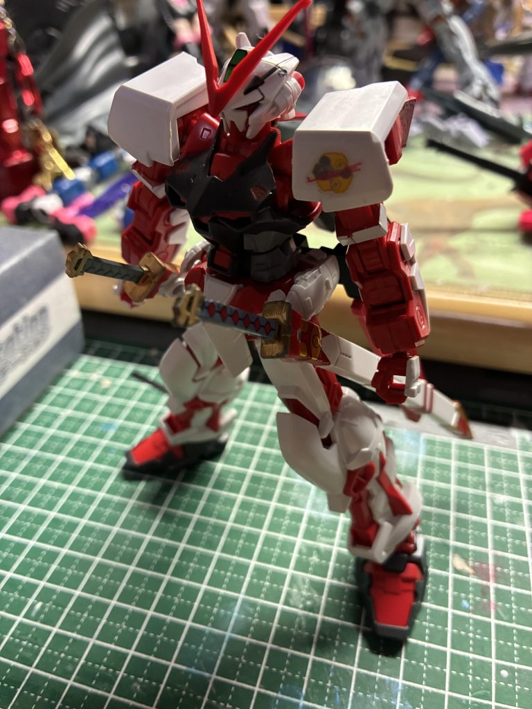 まずは素体その1本体は結構前に手に入れたジャンク品のレッドフレームフライトユニットをベースにしています本来HGのレッドフレームはサイドアーマーに ガーベラストレートを接続するパーツがありますがメタルビルド版を参考に鞘に穴を開けてそれをセカンドリバイのパーツで接続していますちなみにレッドドラゴン要素は2本目のタイガーピアス枠のガーベラストレートです