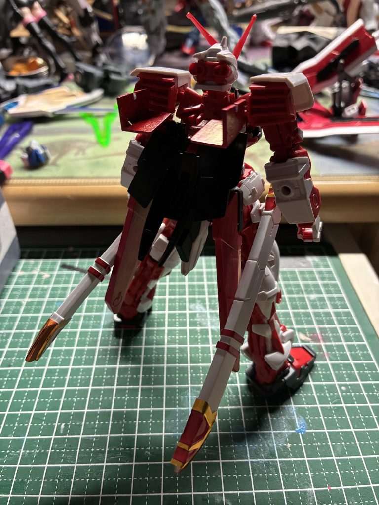 素体その2本来のレッドフレームのバックパックからブルーフレームの青い部分を赤にしてあまり違和感のないようにしました