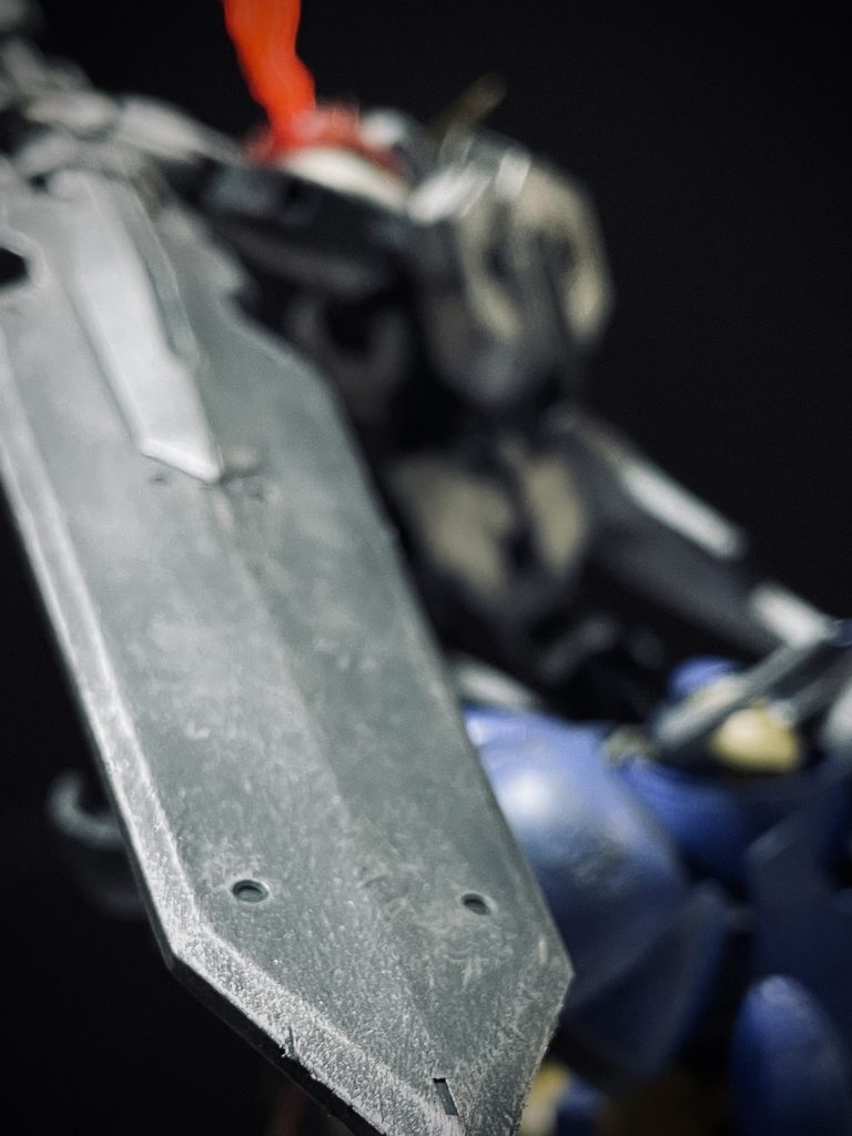 大剣は、ダメージ加工→ネービーブルーで塗装→ファレホ・ライトスチールでドライブラシ