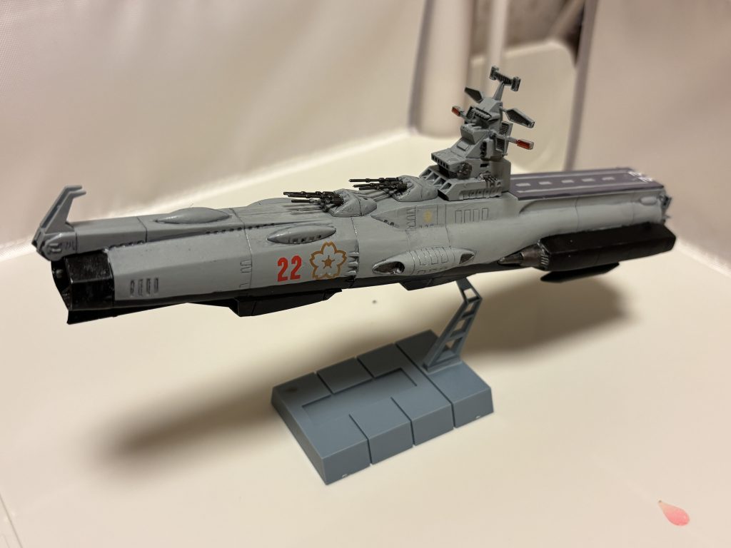 今回、これをどうするか、すごく迷って、制作が遅れました(gundam-kao10)宇宙戦艦ヤマトのシリーズで、宇宙空母です。これをバラして、サラミス改を作るか迷ったのですが、結局このまま使いました。ヤマトシリーズ特有の、妙にとげとげしたデザインのパーツは排除しました。