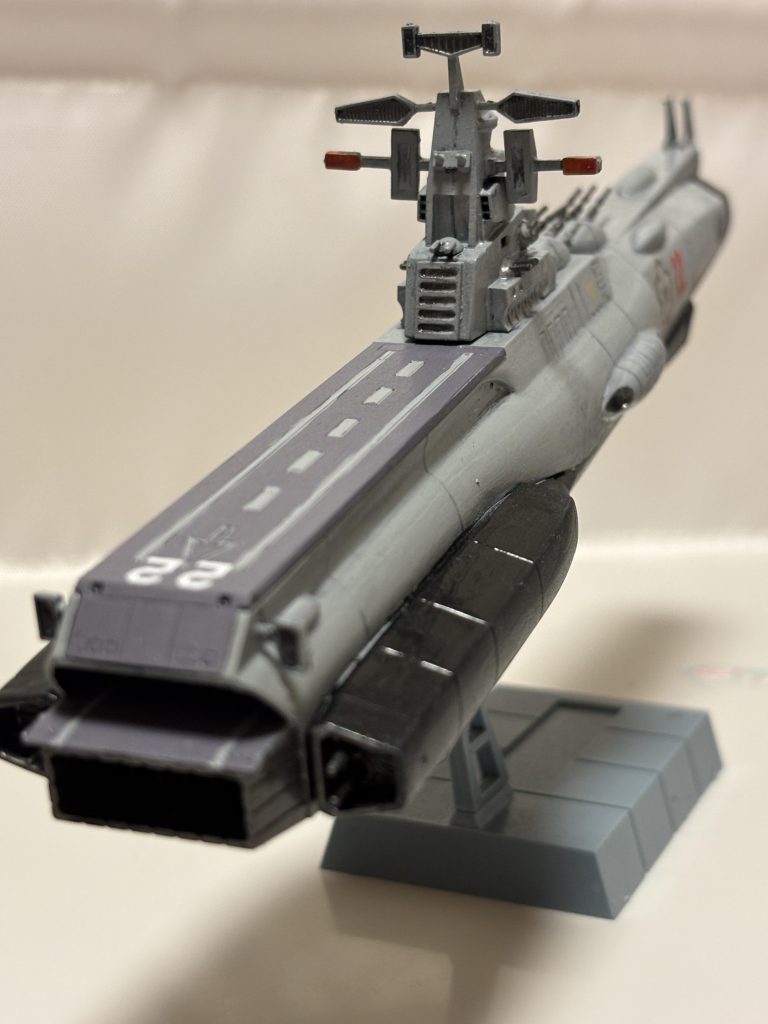 マゼラン級くらいの大きさで、ラーディッシュ級とかを作る際の試作艦みたいなイメージで作りました。カタパルト後方のハッチからしかMSを出し入れできず、しかも、カタパルト下の格納庫行きのエレベーターを使うので、素早い展開に難あり、という設定です笑メインカタパルト下の、上下に狭そうな滑走路は、たぶん、コアブースターやSFSなどの支援機や、白兵戦の突入班が使うペースランチなんかを出すのでしょう。ここは、MSは通らなそうですね(gundam-kao10)ちなみに、EFSFは支援機を装備していません。突入班や、船員の昇降用のランチを出すくらいにしか、このサブ滑走路は使いません。MSは６機格納できます。波動砲は撃ちません笑