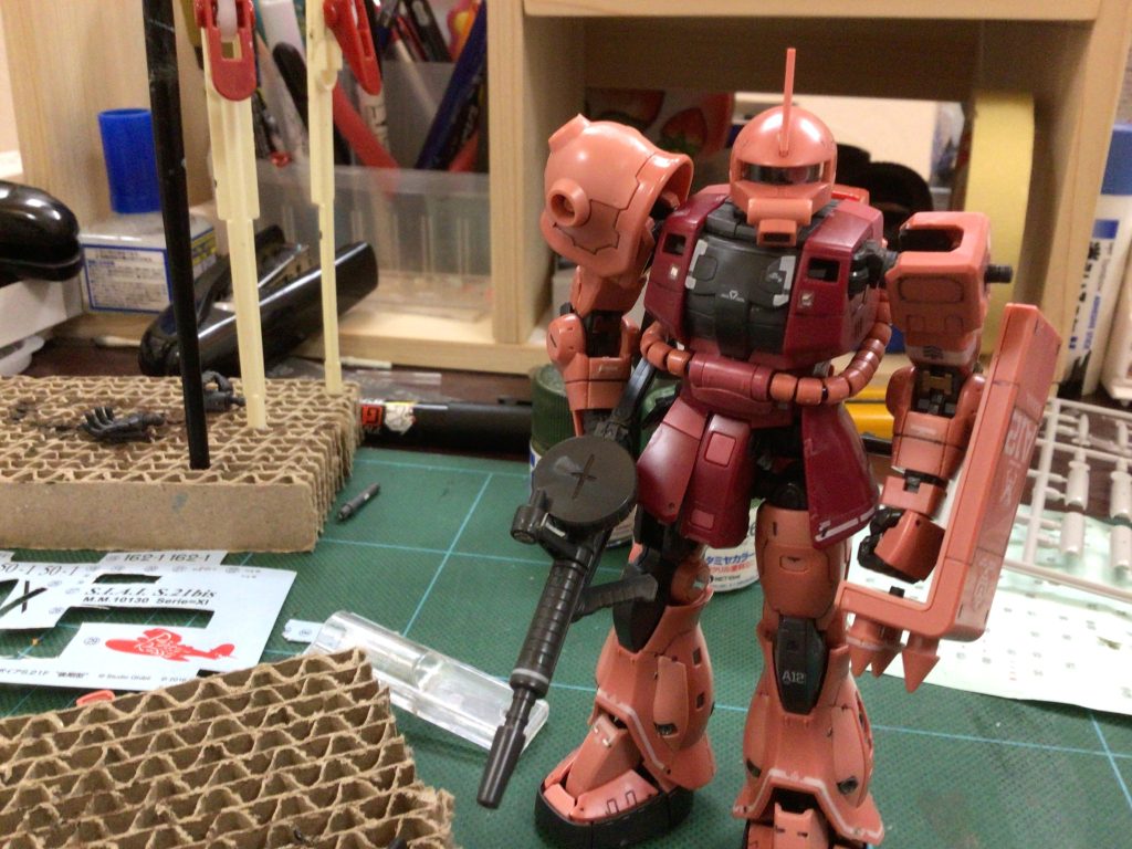 肩のスパイクをシールドに接着しました。