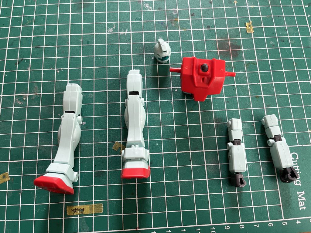 足と肘から下、頭、胴体に出た合わせ目消しました。