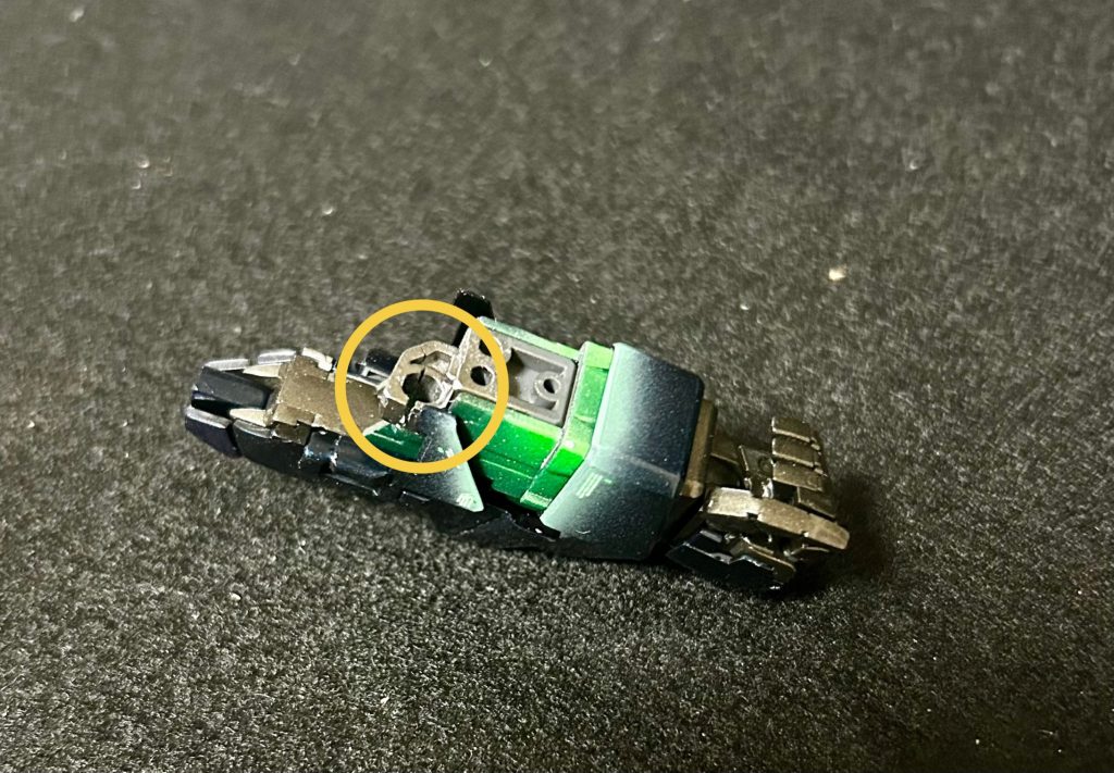 これを含め、両肘、両膝がパキッと逝ってしまいました。ABS塗装はホント怖い…