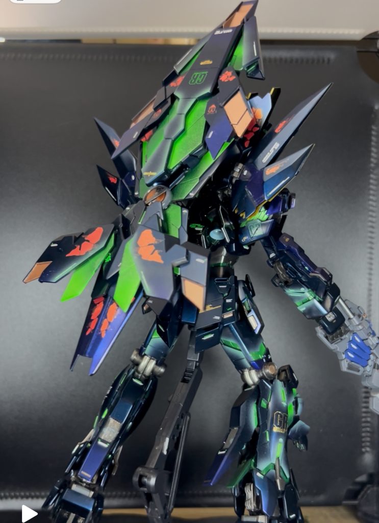 アームドアーマーDEは何か貼ってくださいと言わんばかりに平面が多かったのでアシタのデカールグラフィカルアーマーをペタペタと足の内部フレームがガッツリ見えるところはシイタケでディテールアップ