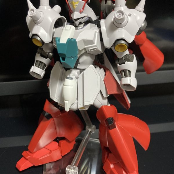 本体の改造完了後に塗装、今んところは上半身が完成した感じ。まんまサザビーになったけどかっこいいからヨシ！（2枚目）