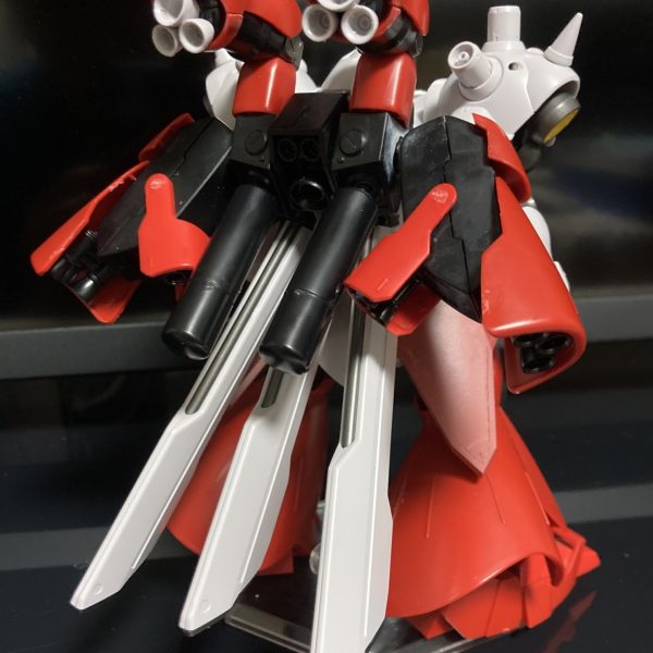 本体の改造完了後に塗装、今んところは上半身が完成した感じ。まんまサザビーになったけどかっこいいからヨシ！（3枚目）