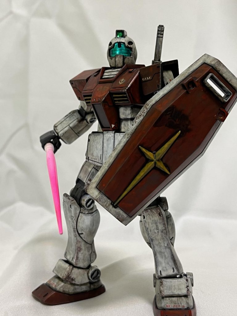 ビームサーベル…クリアパーツじゃないんですね…てか、ランナー2枚って🤣戸惑いもありつつ。ビームサーベルはホワイトサフに蛍光ピンクを吹いて発光表現。