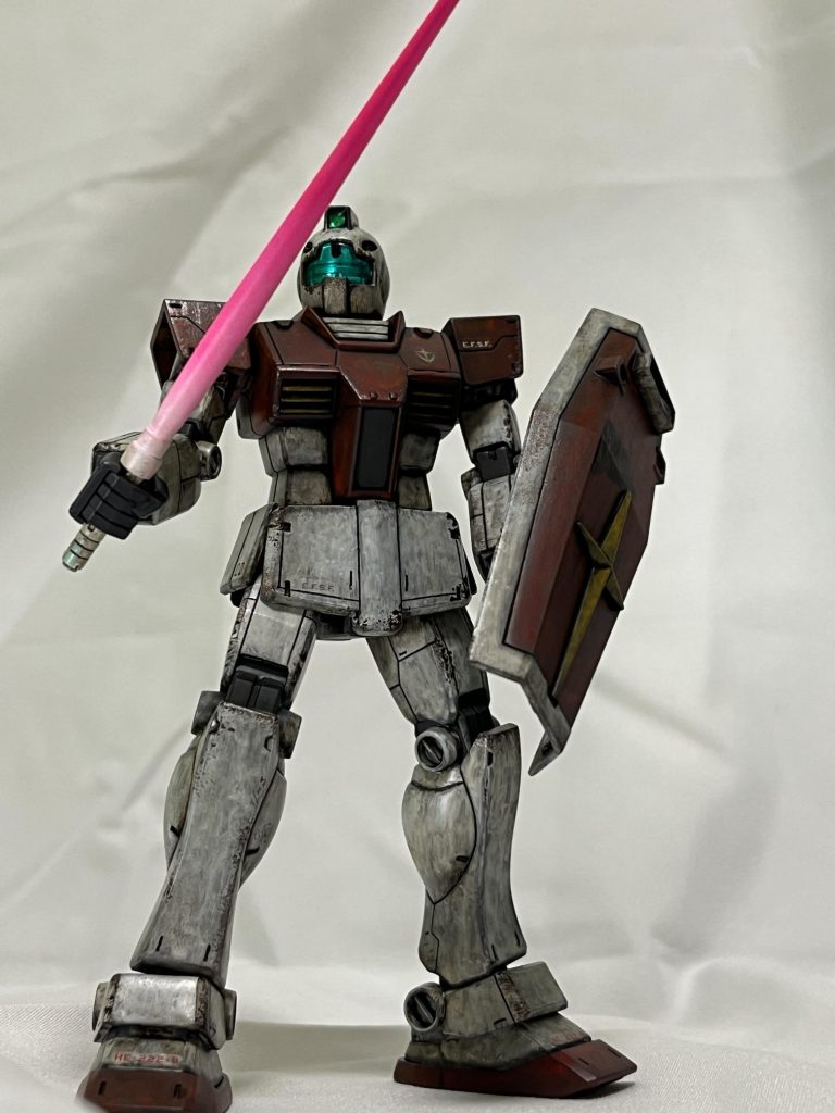 ディテールは筋彫り追加と、肩やフロントスカートにポイントでプラ板を追加。初めてやってみましたが、中々様になるものです😆 バイザーはコンパウンドまでかけて磨き裏にガンダムマーカーのシャインシルバーを塗り輝く感じに。ただ、バイザーの真ん中の支柱のところだけが残り余計目立つ結果に…これは皆さんどうしてるんですかねぇ…