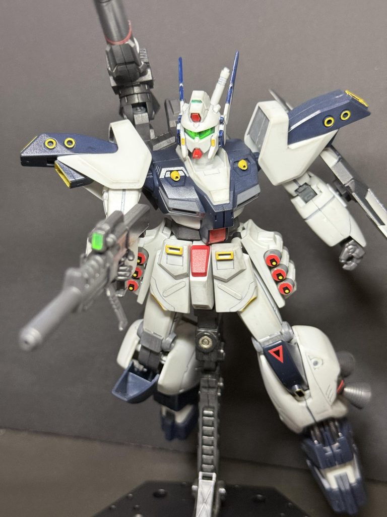 組み立てより部分塗装の方が手間でした(手抜き)シールドは色がなかったのでジャーマングレーでなんとなく目で見える分はタッチアップそこまでじゃなかったですが写真だとアラが目立ちます…🥲