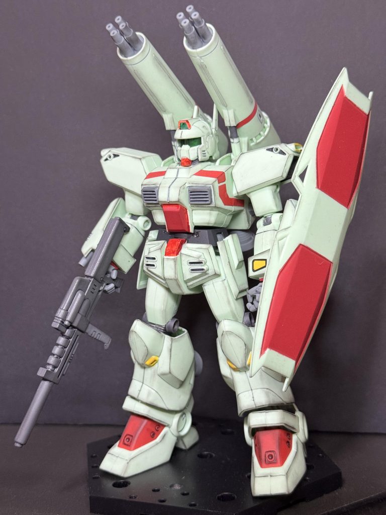 作品名：Gキャノンに…<p>ヘビーガンのビームライフルと盾を持たせてみました (穴開けてポリキャップ仕込んだだけですが…😅) ゲーム🎮バトオペ2と同じにできて嬉しい！😘</p>

