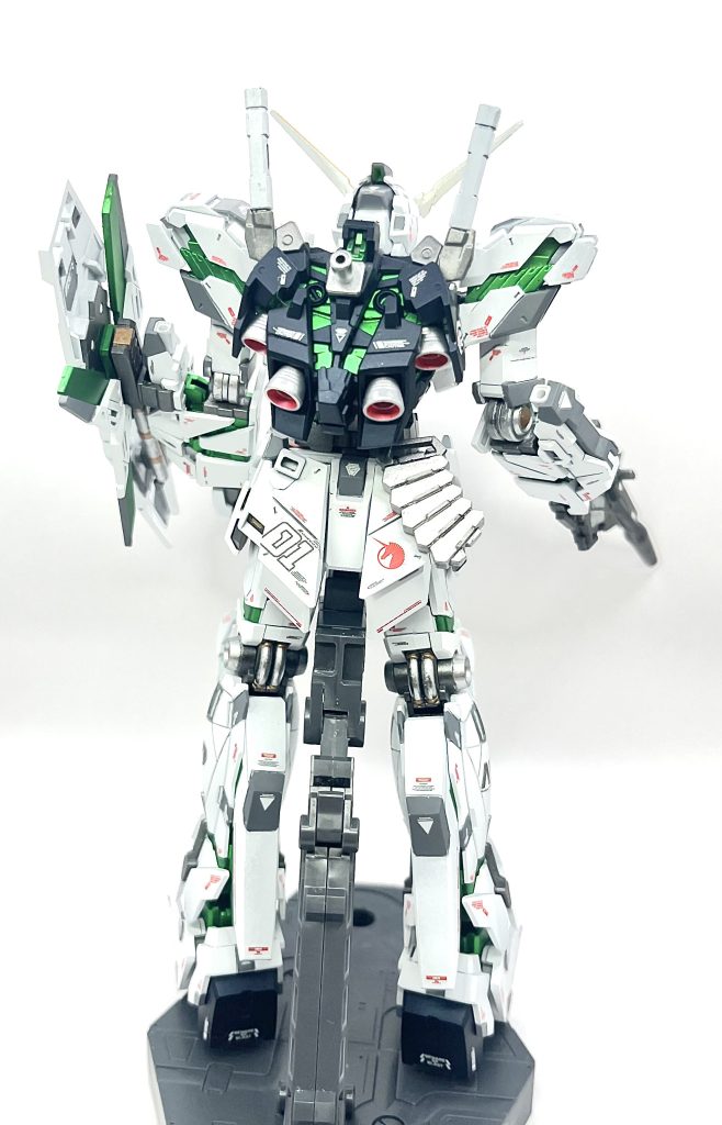 バックショット。腰のマガジンラックは反対が正解。