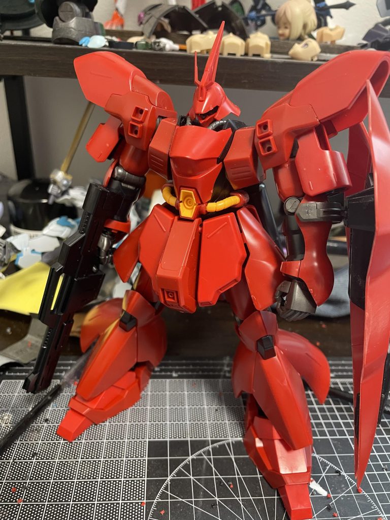 HGのサザビー自体がめっちゃカッコよくてこのままでもいいかと思ったのですが、シャロンの薔薇のイメージで少し工作しました。