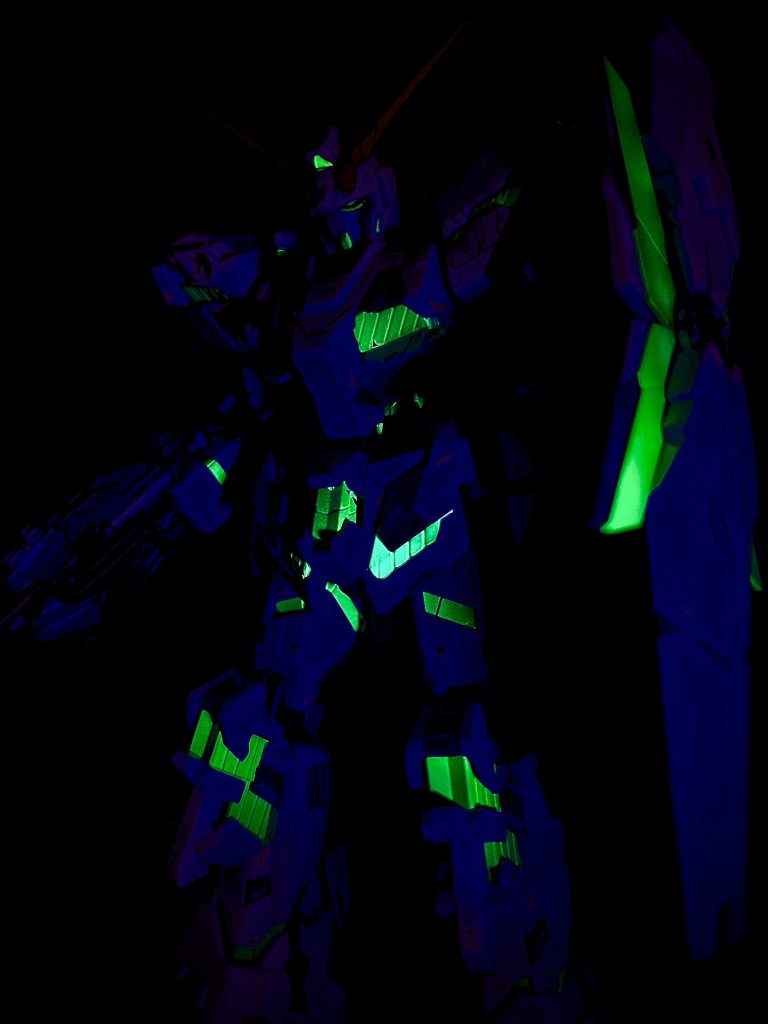 これが見たくて赤のクリアパーツをわざわざ下地Ex-ブラック→スターブライトシルバー→蛍光クリア→クリアグリーンで緑に変更しました。