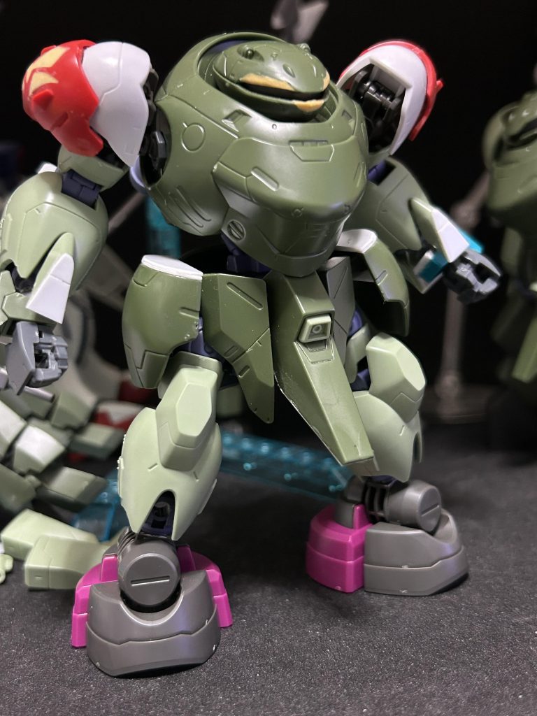 塗装前、顔はモノアイ無しの状態で気に入ったのでパテでモノアイ顔じゃ無くしたりしてます。