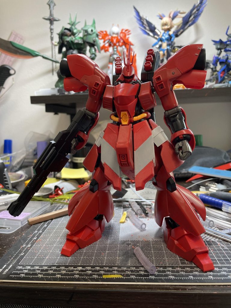 腰のアーマーを延長して長いスカートのように、どっしりしたスタイルになるように改修。