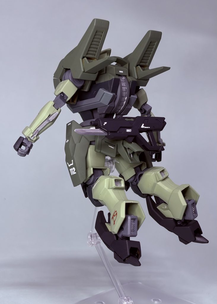 突撃モードに簡易変型。これで1000円級だから鉄血キットは本当に安い。