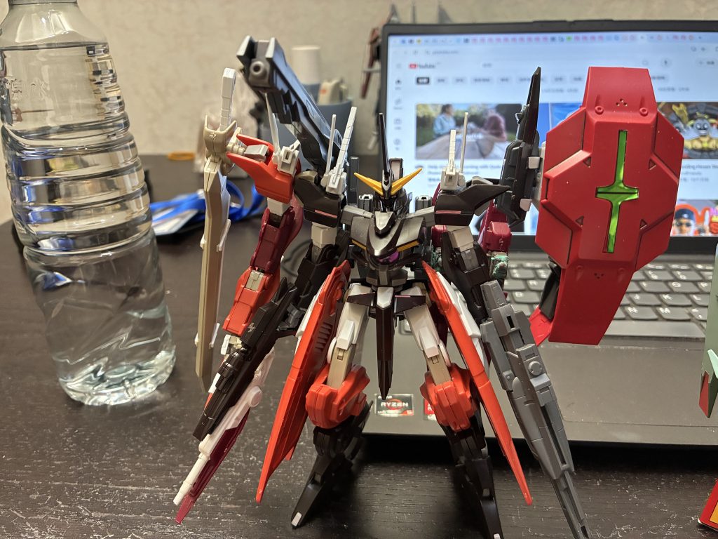 ガンダムスローネのミキシングは思ったより難航で、特にスローネドライのバックアップを移植するのが難しく、結局いろいろ使って無理やりに背中に接着しました。シールドはダリルバルデとシュバルゼッテのスペアパーツを使いました。自分的によくできたと思う部分は足の延長と追加の延長したサブアーム、設定上難民がパーツを集まり自分たちの拠点を護るため作り上げた機体。