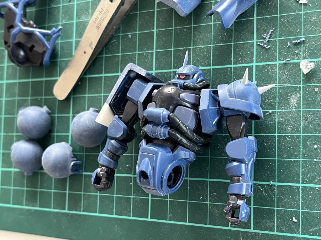 左肩のトゲはビルダーズパーツから。右肩はキットを元にモールド削り落としたり延長して作りました。