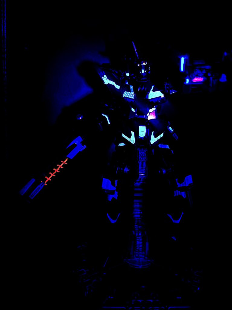 もちろん蛍光塗装。蛍光パープルを調色で作ると地味だったので、今回は蛍光クリアを使いました。