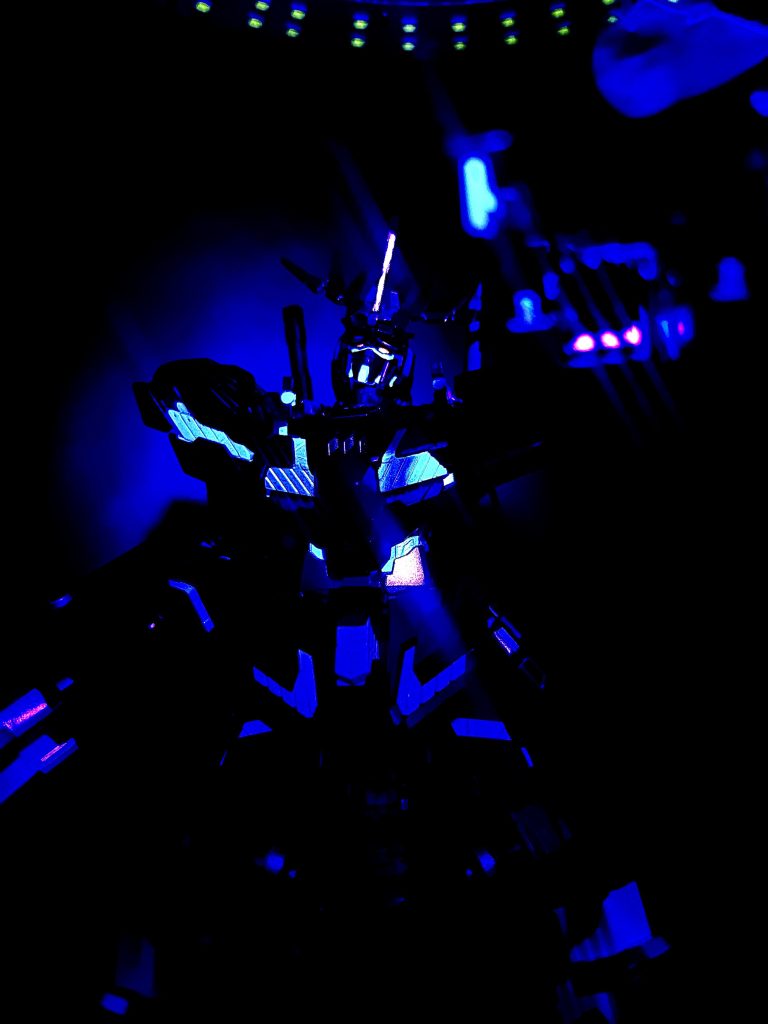 前回のユニコーンもでしたが、目の部分はシルバー下地に蛍光クリアカラーでは暗いので、今度は最初からタミヤの蛍光カラーを使おうとか思います。