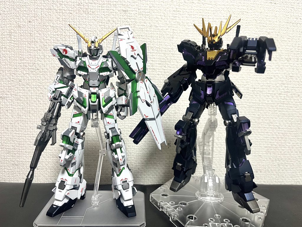 以前のHGUCユニコーンガンダムと一緒に兄弟機ショット。黒い機体は暗い。