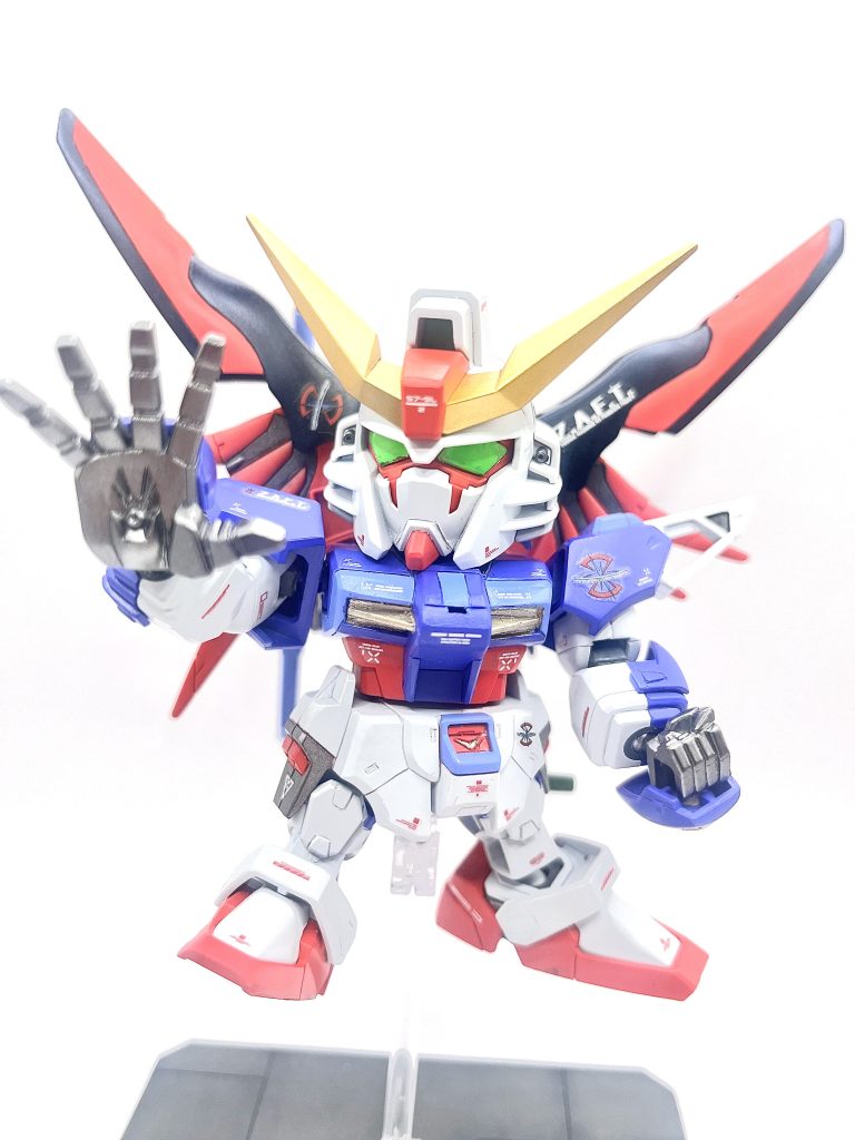 正面から。スジ彫追加、カラーを少しチェンジ、シールありきの旧キットかつSDなんでマスキングで塗装しました。