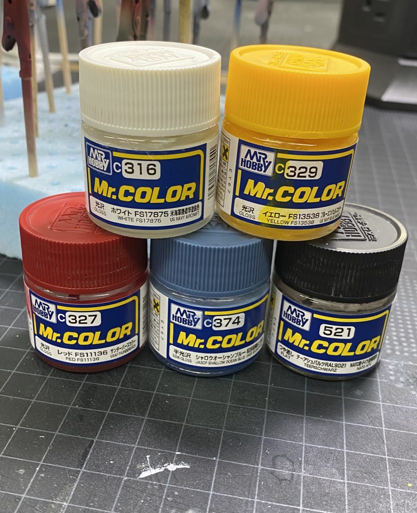 メインで使用したのは5色。肘関節、横脹脛、サイドスカートのレッドはマスキングゾルなど使って塗り分けに挑戦したけど塗ってる時に「どうせ筆で塗るなら、エナメル筆塗りした方が良いのでは…」と考えを改めました。拭き取りも簡単だしね。