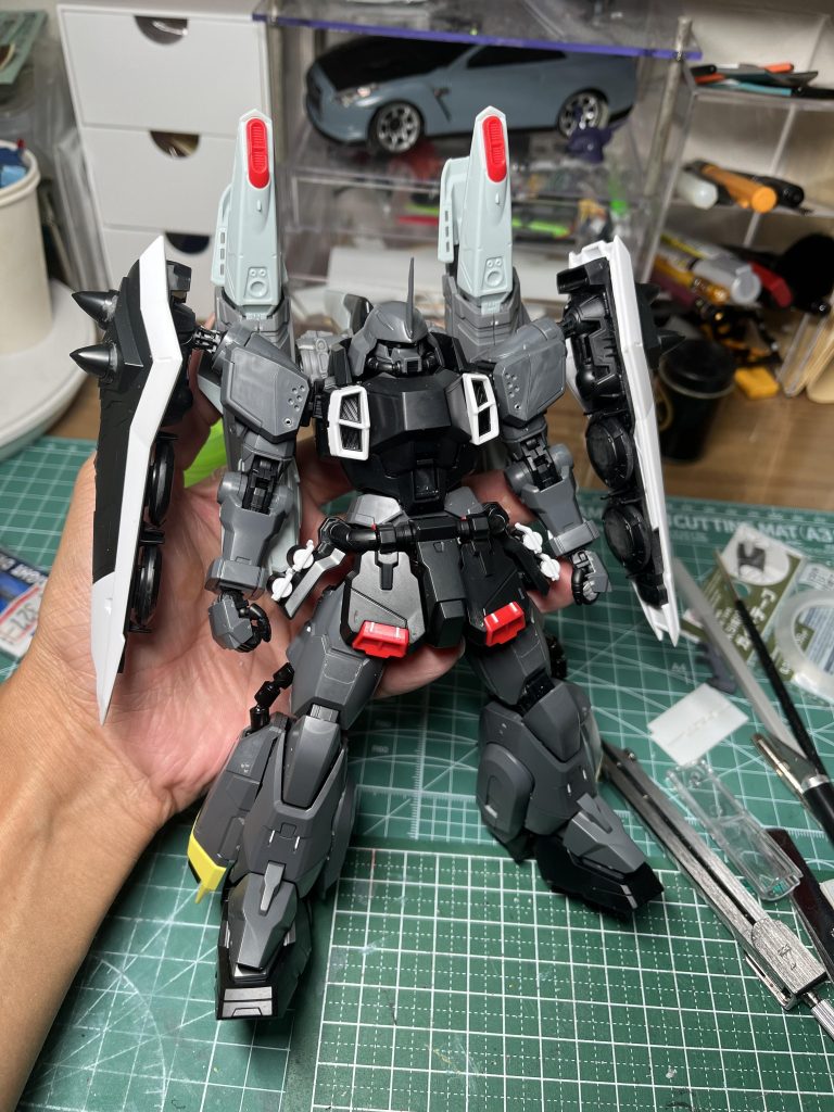 付属のデカールで個人的に思ったこと・メリット発色がとてもいい!手持ちのデカールと比べたら全然ちがう!ラインデカールがカッコいい(ドラムマガジン、肩など)・デメリット□とか〇が微妙にダサいコーションの文字が省略?デザインされていないので緻密さに欠けるなので、付属と手持ちのデカールを貼り付けています。今回も依頼者様の好みに合わせてデカール多めにて制作しております。