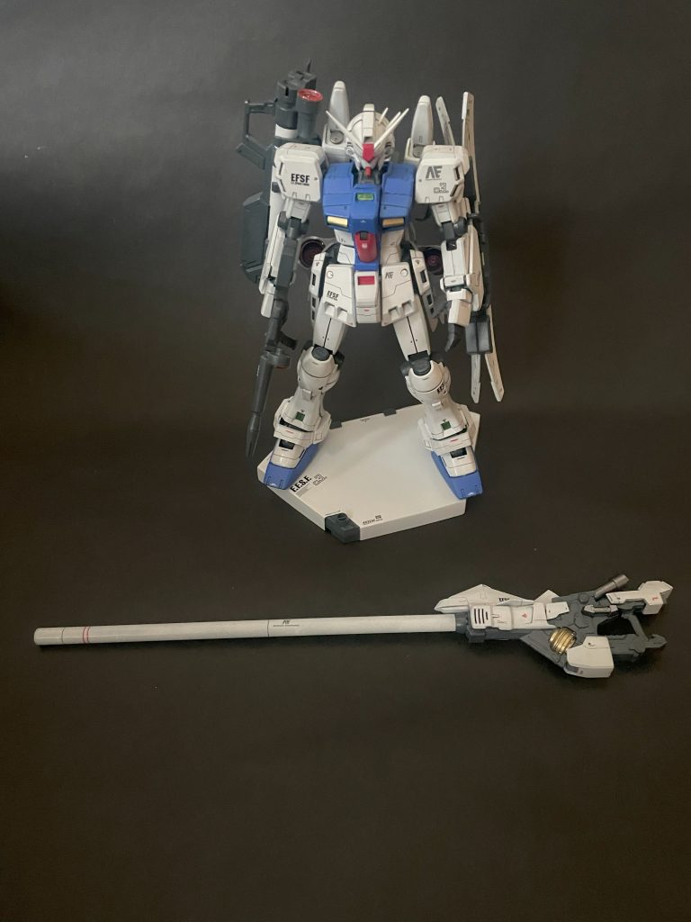 自作のビーム砲みたいなやつ。付属のコアファイターを切り刻んでジャンクパーツと合わせてプラパイプをくっつけて作成しました。デンドロのメガビーム砲をイメージしています。因みにデンドロのミサイルポットっぽい形の台座もみつけたので、乗せてみました。